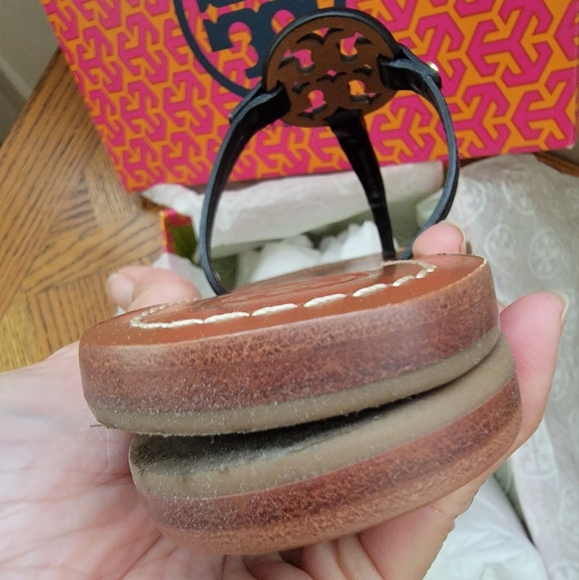 Tory Burch Mini Miller Leather Flat Thong - Picture 4 of 6